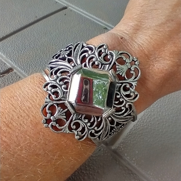 Women's large silver tone cuff bracelet. - Picture 1 of 4